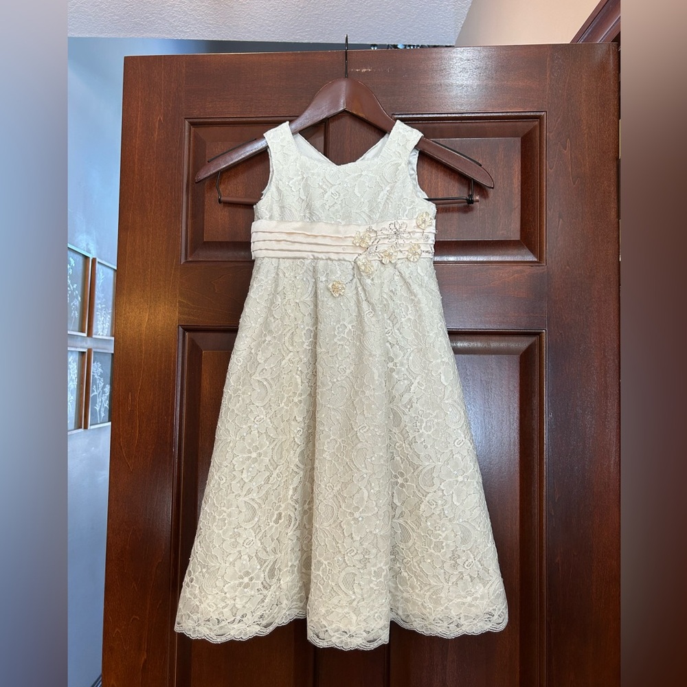 Girls Ivory Lace Flower Girl Dress with‎ Beaded Floral Sash - size 6?